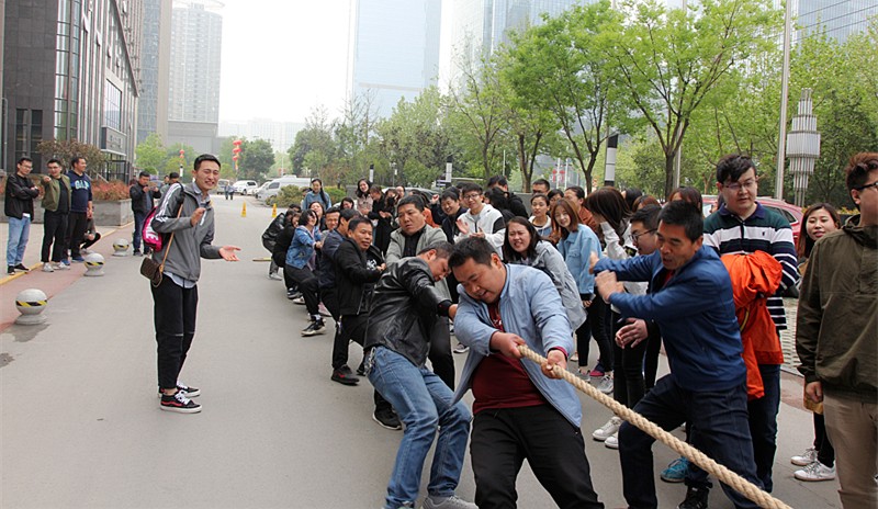 亚星yaxin集团工会组织举行春季拔河角逐 亚星yaxin集团工会组织举行春季拔河角逐