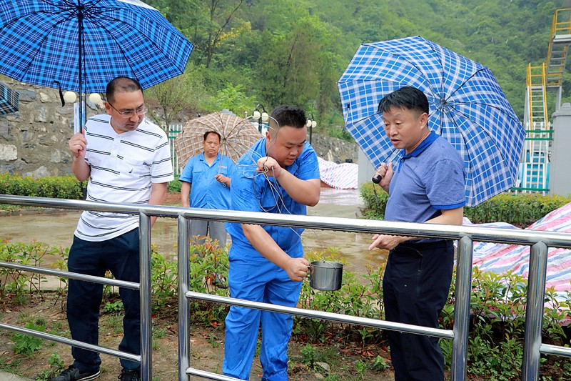 熊良虎在镇安污水处置惩罚厂调研时指出：以守护人民群众喝上清洁的水、定心的水为起点，，，，，，助力打好碧水守卫战
