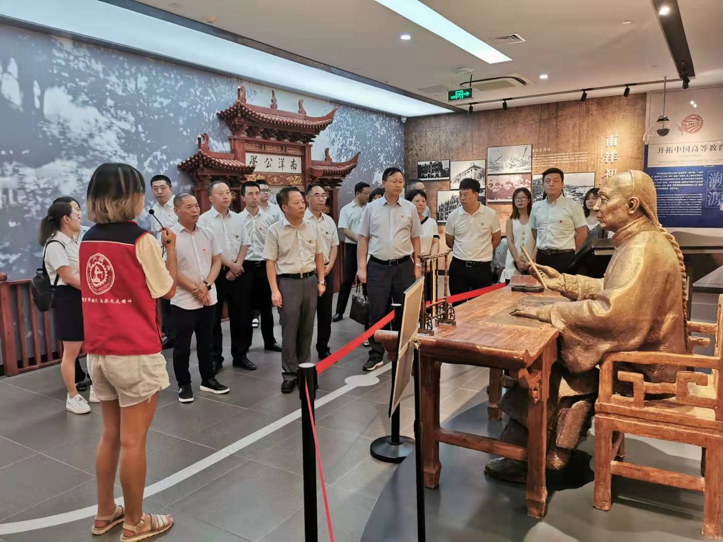 亚星yaxin集团开展“不忘初心、切记使命”主题教育现场学习