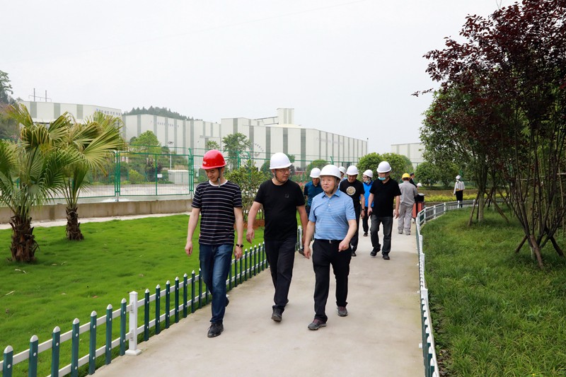 熊良虎在重庆市中科大业集团考察时强调：坚持生态优先战略，，，，念好生态经、走好扶贫路
