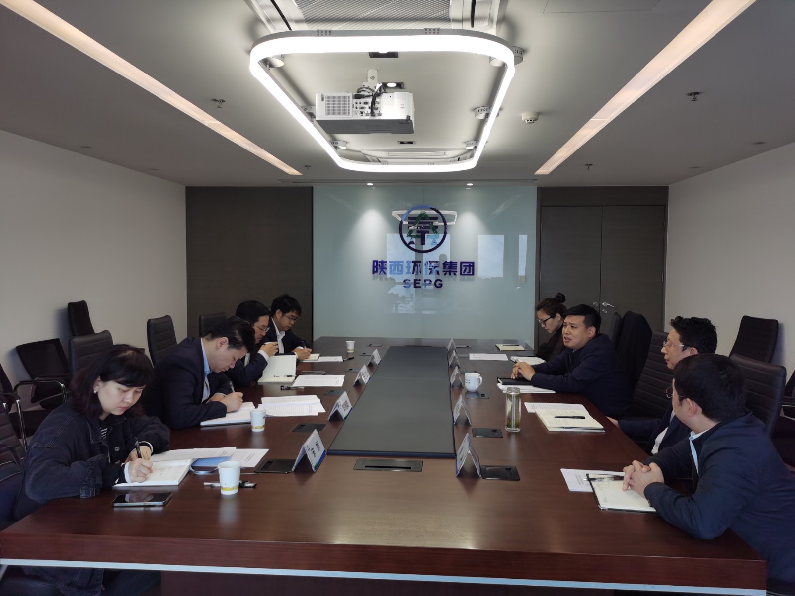 省纪委监委驻陕西金资公司纪检监察组到亚星yaxin集团交流座谈