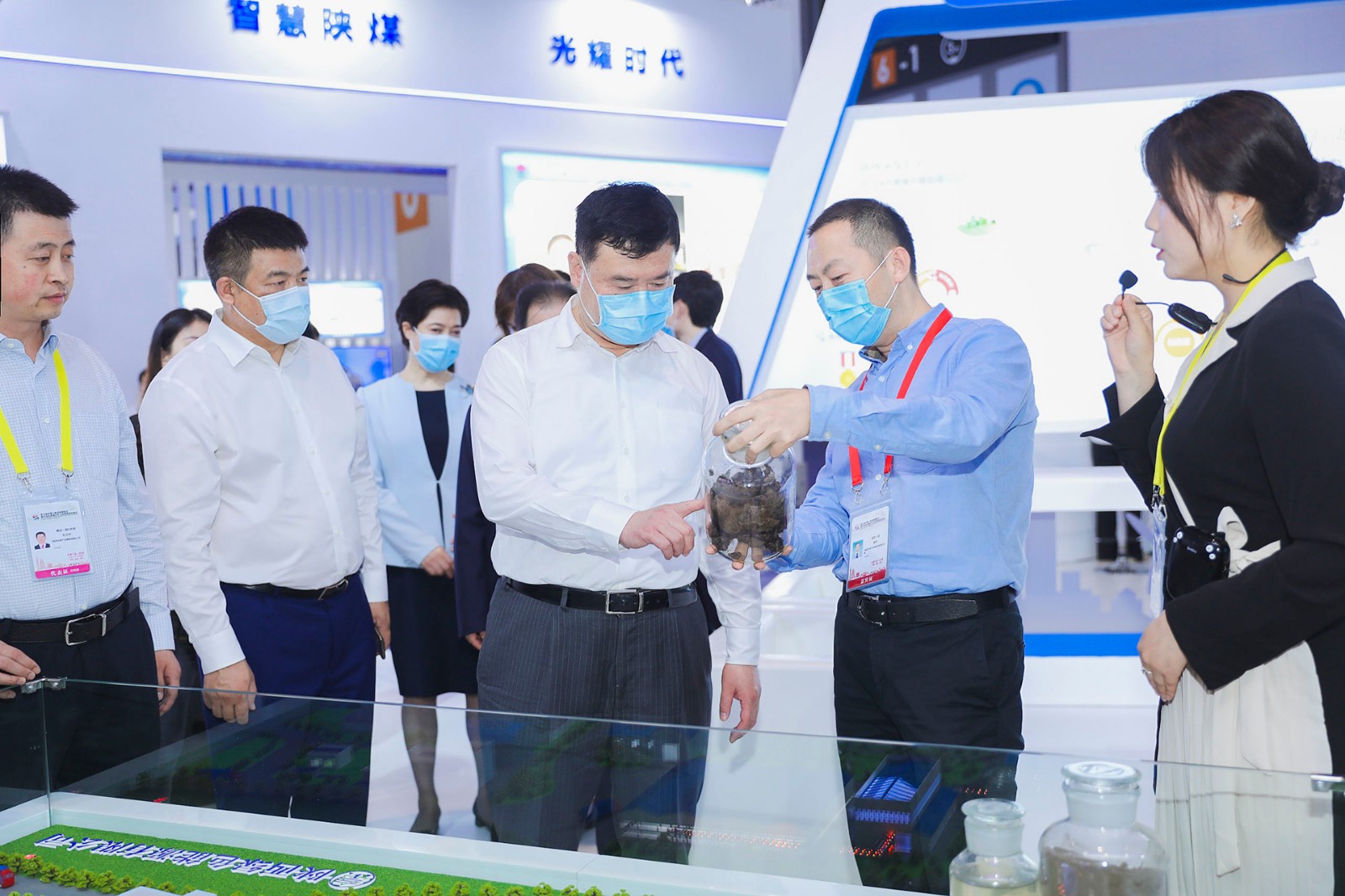 副省长魏建锋莅临亚星yaxin集团丝博会展区巡展